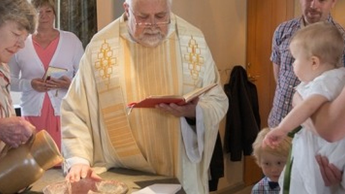 Lars Ekblad, como pastor de su parroquia, en un bautizo... el 67 por ciento de suecos están bautizados luteranos, pero sólo el 2 por ciento de ellos vuelve por la iglesia