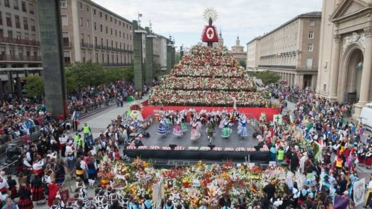 Alrededor de 400.000 personas en la Ofrenda de Flores a la Virgen del Pilar