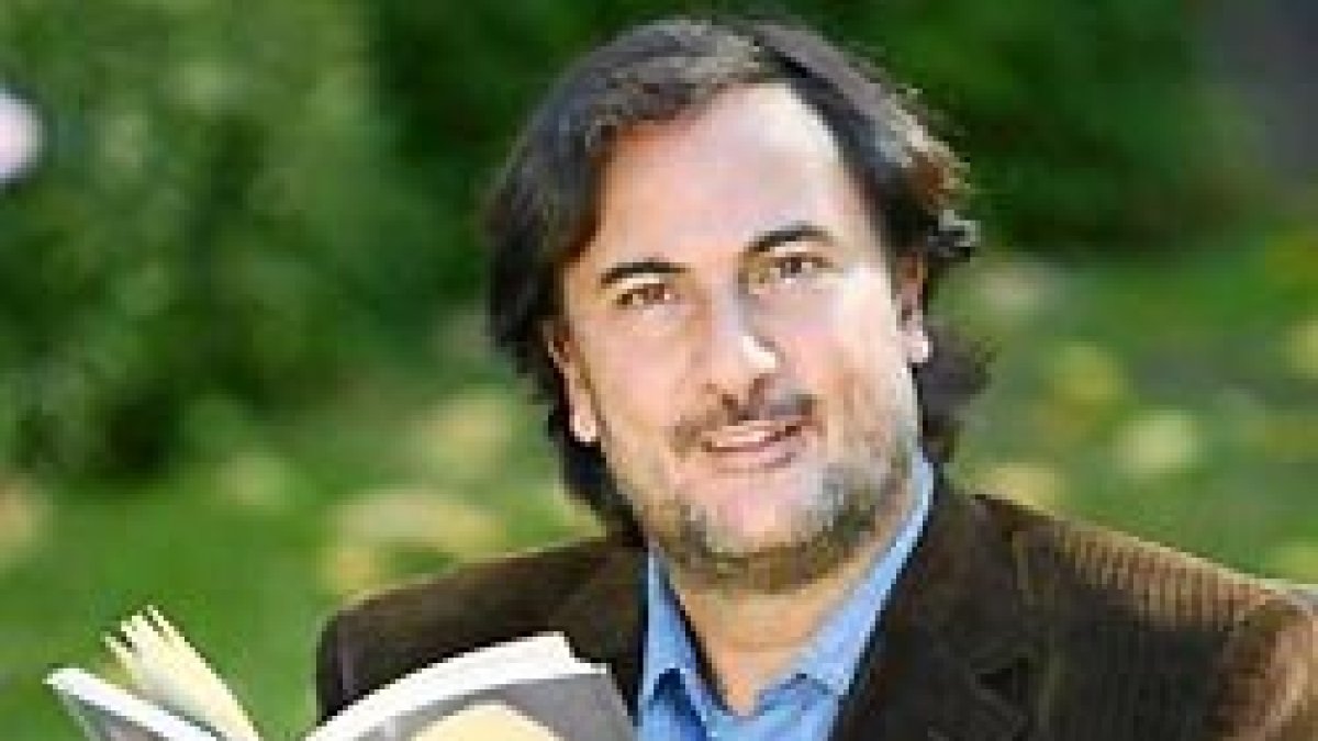 José María Zavala, con el libro que está sirviendo para extender en el mundo de habla hispana la devoción al Padre Pío.