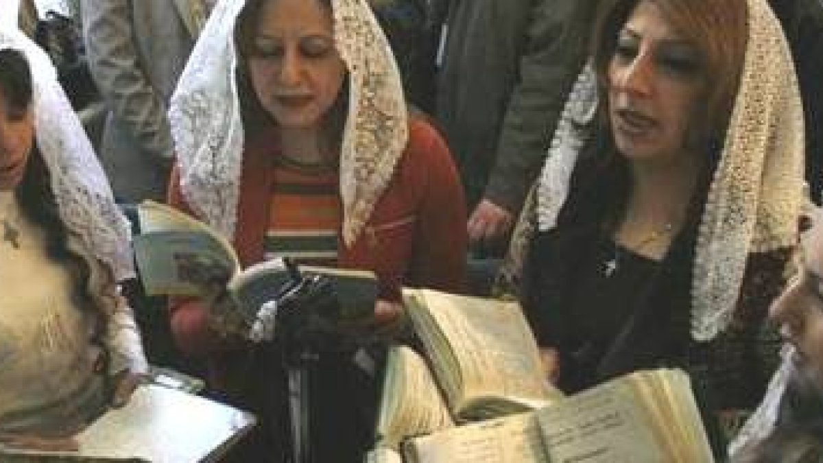 Coro de una parroquia libanesa, misa en árabe... Los cristianos son un 2 de la población en Oriente Medio