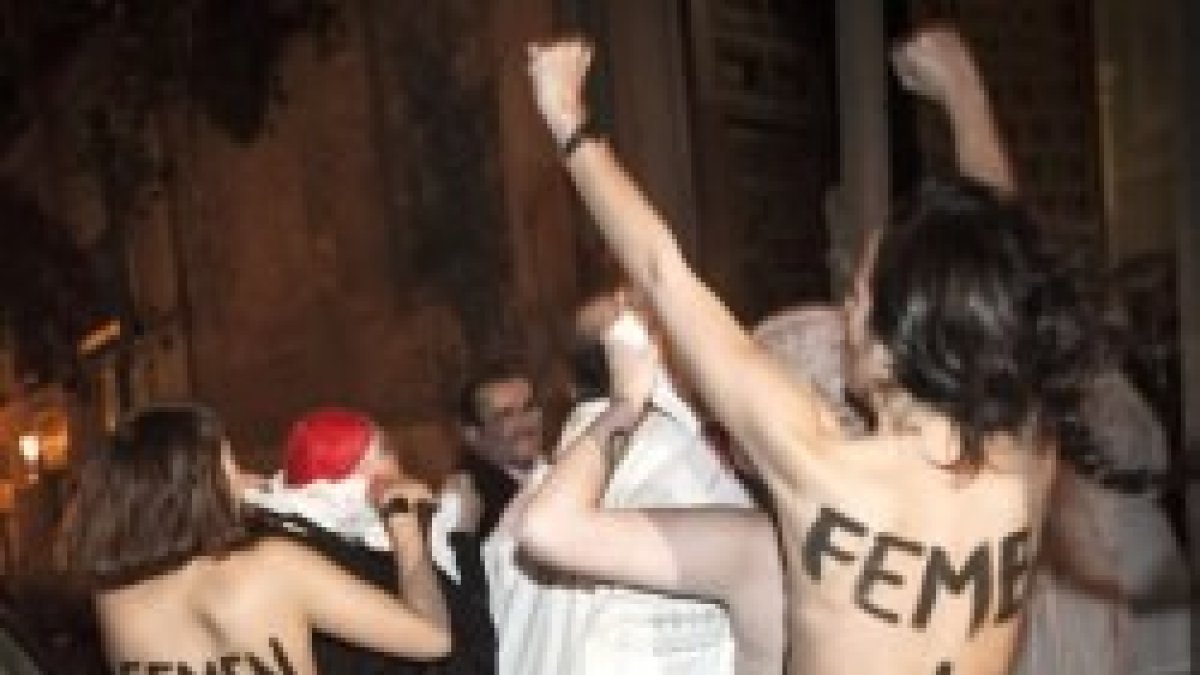 El momento del ataque grosero de las activistas abortistas contra el cardenal que iba a celebrar misa
