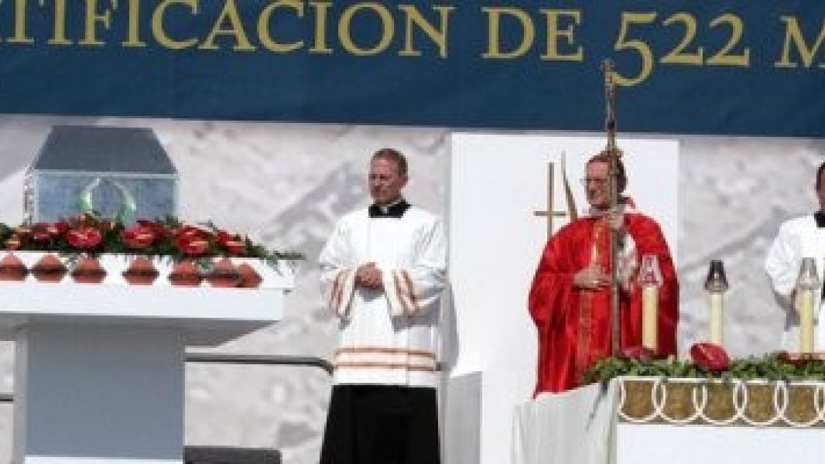 El arzobispo Pujol, de Tarragona, y el cardenal Amato, que presidió la beatificación, en la gran ceremonia de los 522 mártires