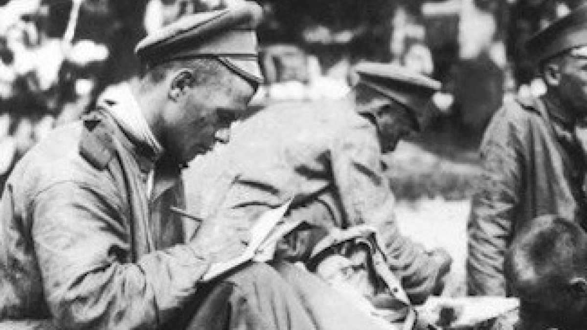 Un joven soldado ruso escribe durante la guerra