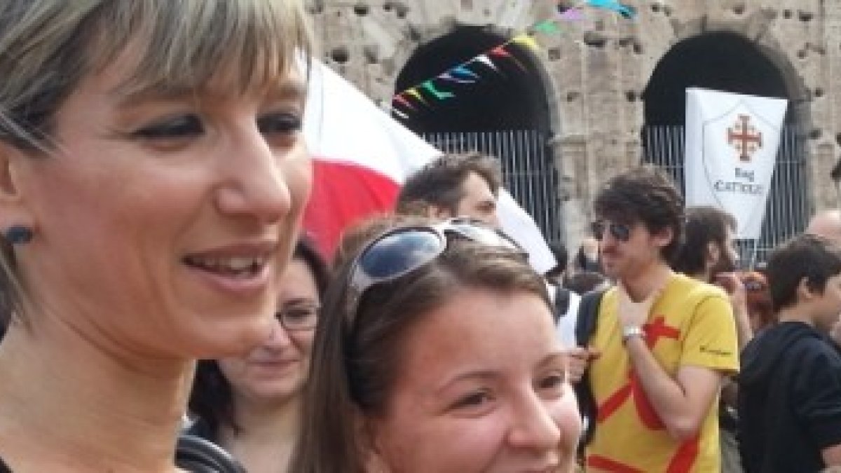 Costanza Miriano en un acto profamilia junto al Coliseo, donde echaban los cristianos a los leones bajo acusaciones falsas