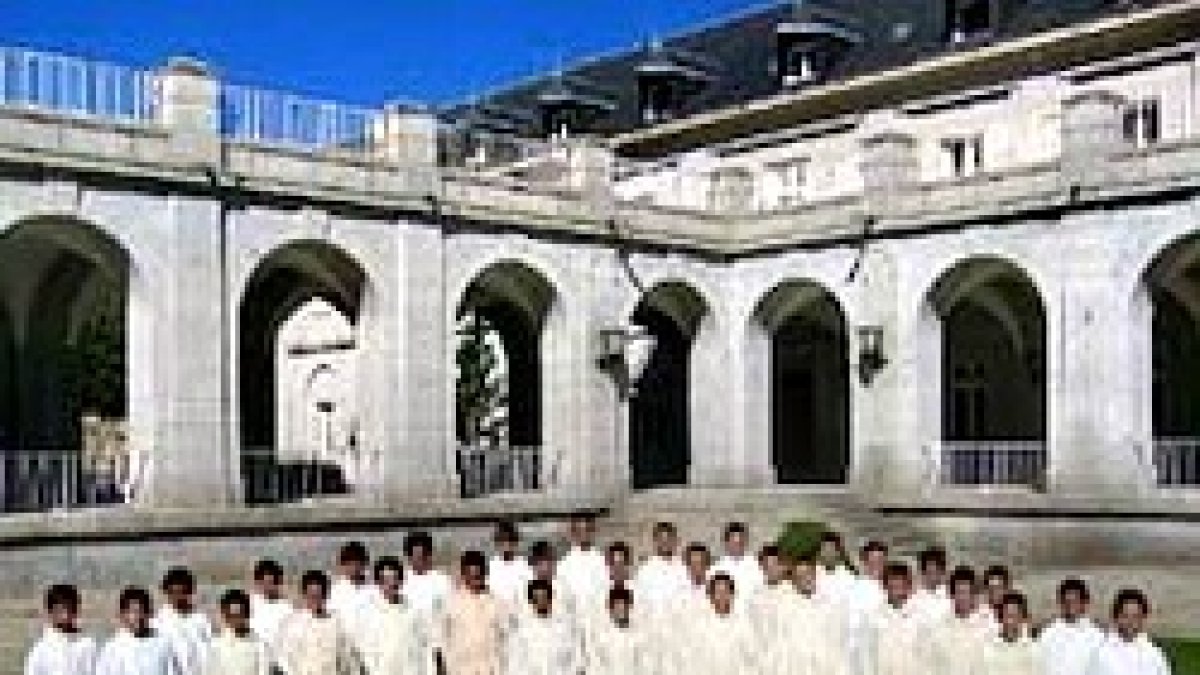 Cada año decenas de niños cursan su educación primaria y secundaria en un entorno natural y cultural de excepción.