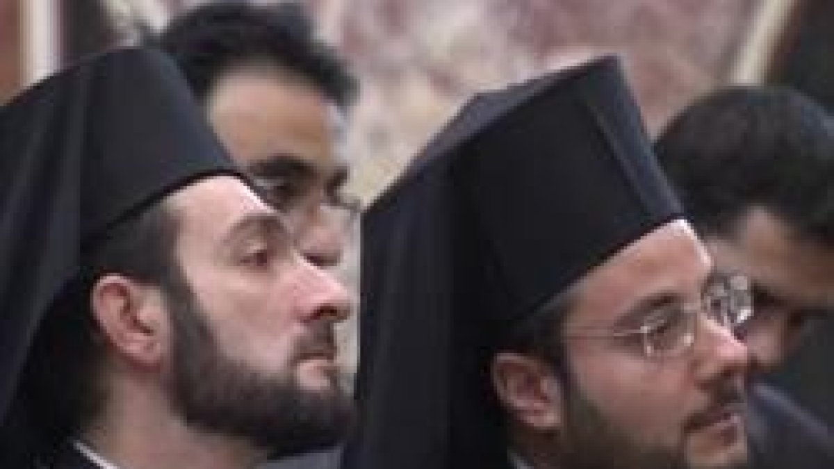 Dos de los sacerdotes ortodoxos becados en Roma por la iniciativa escuchan las palabras del Papa