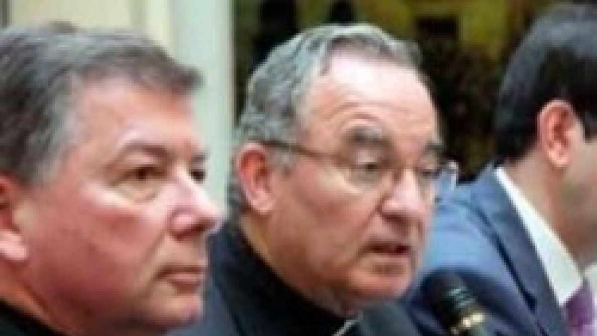 Martínez Camino y, con el micro, el arzobispo Pujol, en el acto de presentación