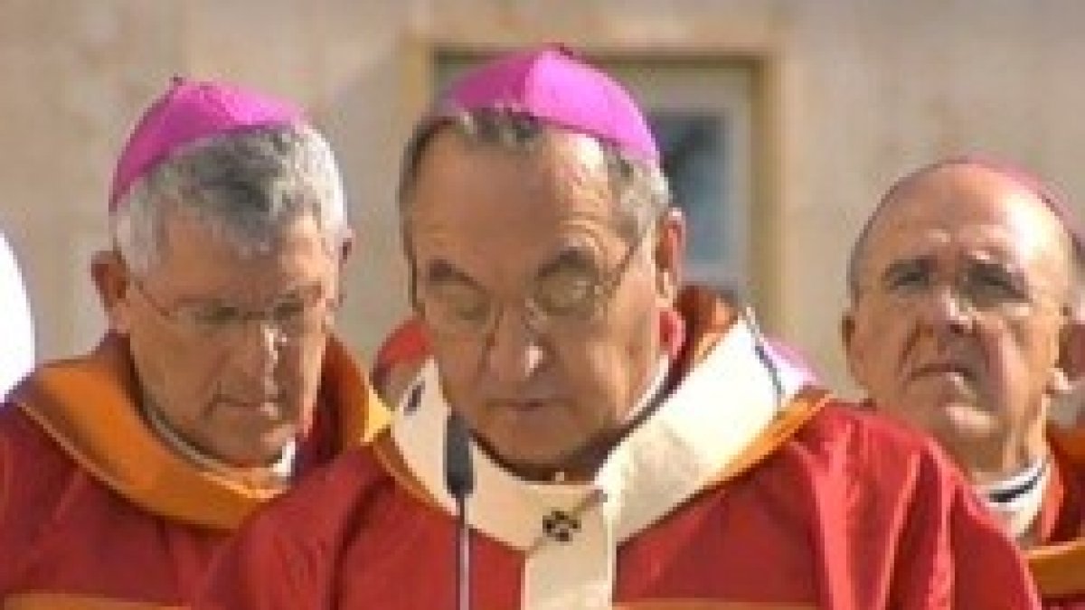 El arzobispo de Tarragona, Jaume Pujol, con el de Toledo, Braulio Rodríguez, y el de Valencia, Carlos Osoro, con el color rojo de los mártires