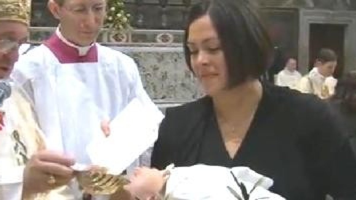 El Papa Francisco bautiza un bebé en la Capilla Sixtina como es habitual en la fiesta del bautismo del Señor