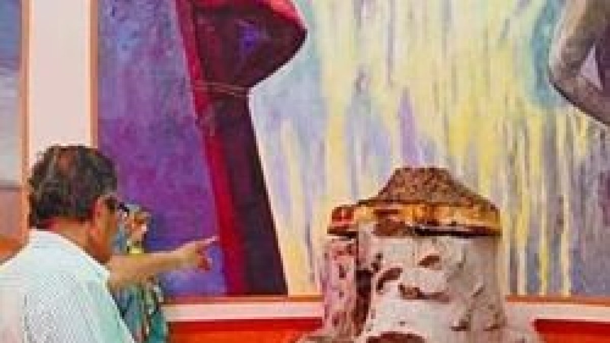 Foto de agencia AICA del sagrario destrozado en esta profanación