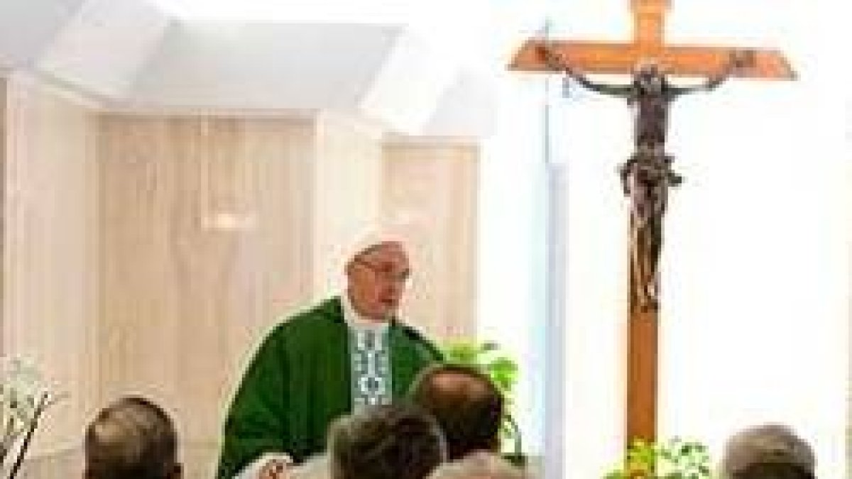 Francisco predica en Santa Marta