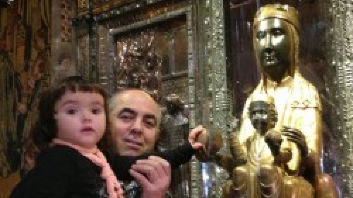 La Virgen de Montserrat cuenta con el cariño de muchos fieles de todas las edades
