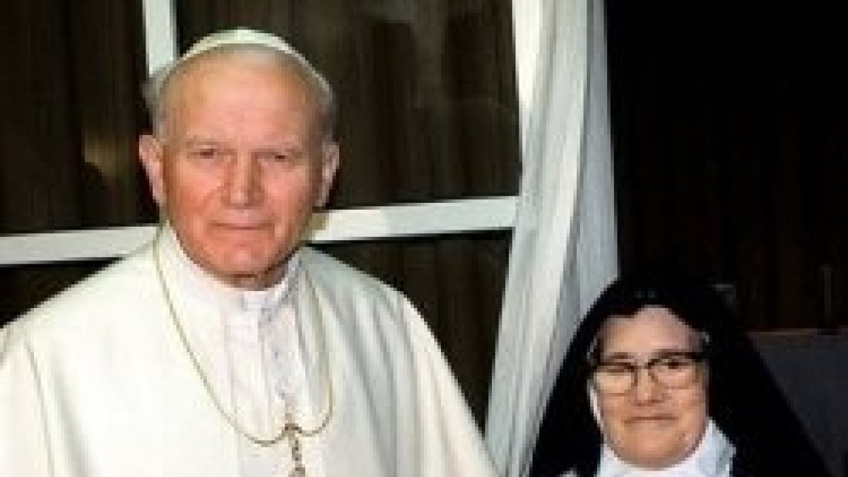 Sor Lucía, la única vidente de Fátima que llegó a la edad adulta, con Juan Pablo II