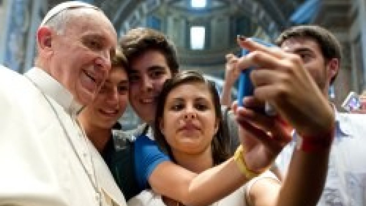 Esta foto de Francisco con unos jóvenes italianos enseguida se hizo viral en la Red