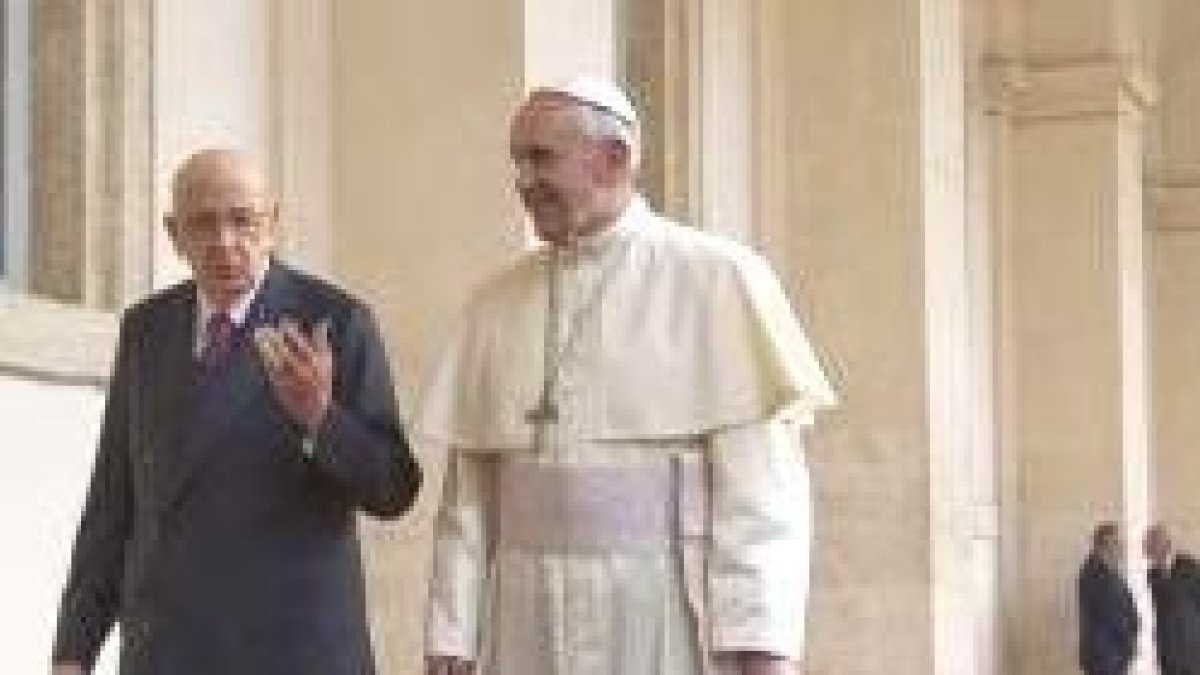 El Papa Francisco con el anciano presidente Giorgio Napolitano