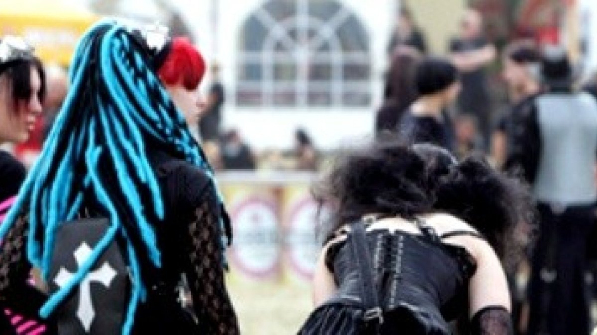Chicas con un cuidado estilo punk gótico...