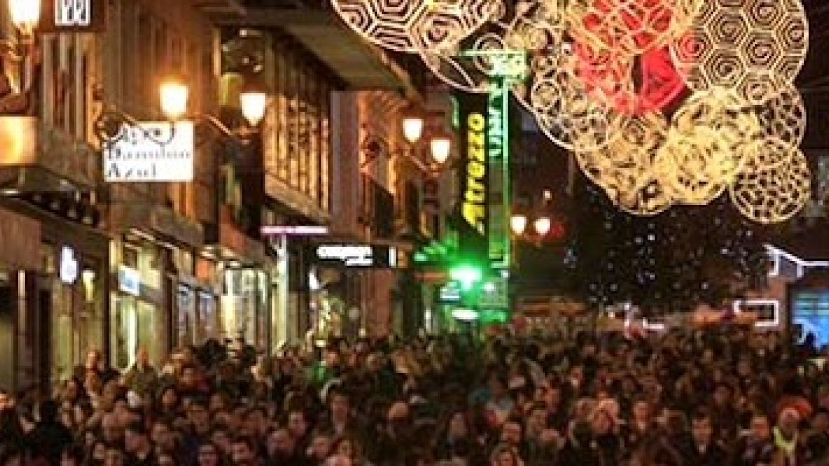 La iluminación navideña prescinde casi siempre y en casi todas partes del motivo central que le da sentido.