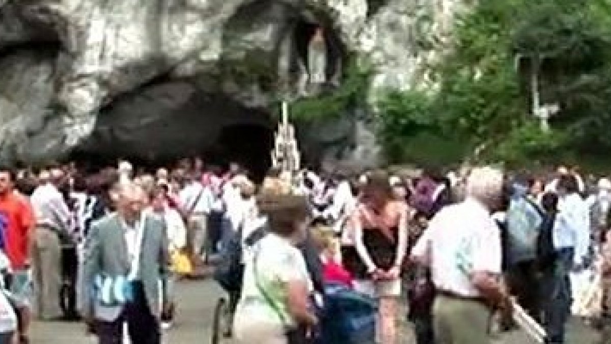 Millones de peregrinos visitan la gruta de las apariciones cada año.