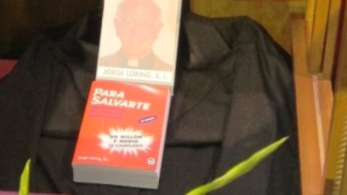 En el confesionario del padre Loring, sus libros, su sotana y su estola, símbolos de su vida fructífera