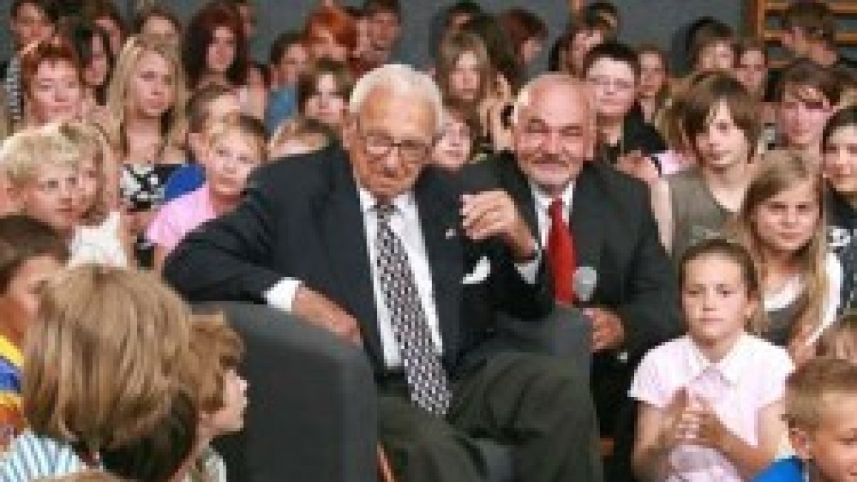 Francisco dice que el trato a niños y ancianos señala la presencia de Dios