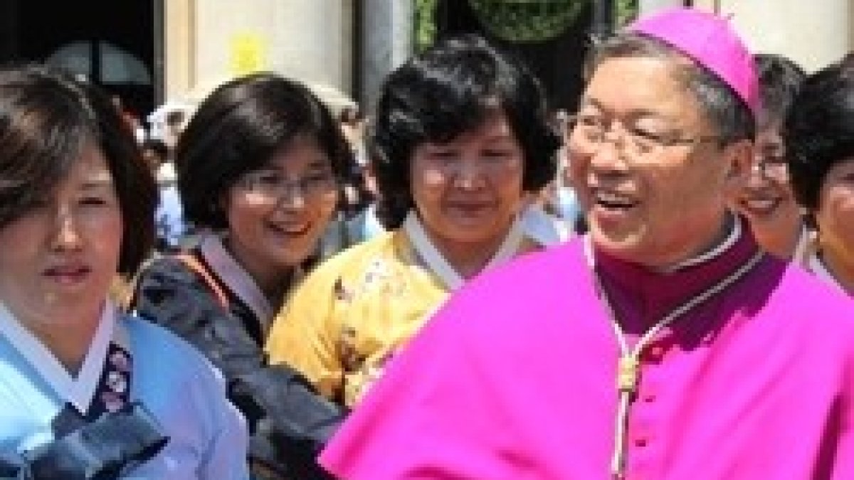 El arzobispo de Seúl y unas feligresas - la Iglesia coreana tiene motivos para estar alegre