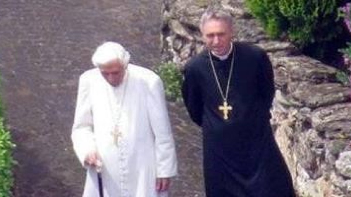 Benedicto XVI pasea por los jardines del Mater Eclesia