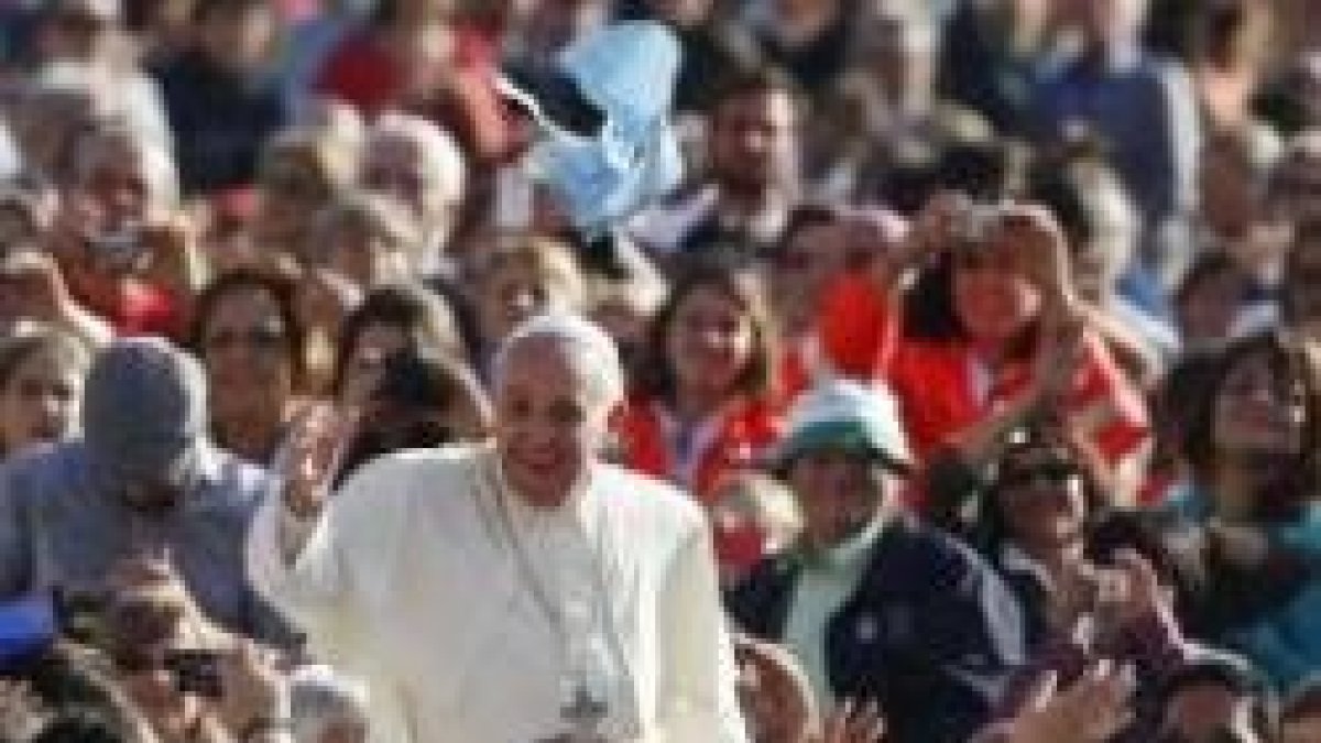 El Papa Francisco con la gente en la audiencia de los miércoles