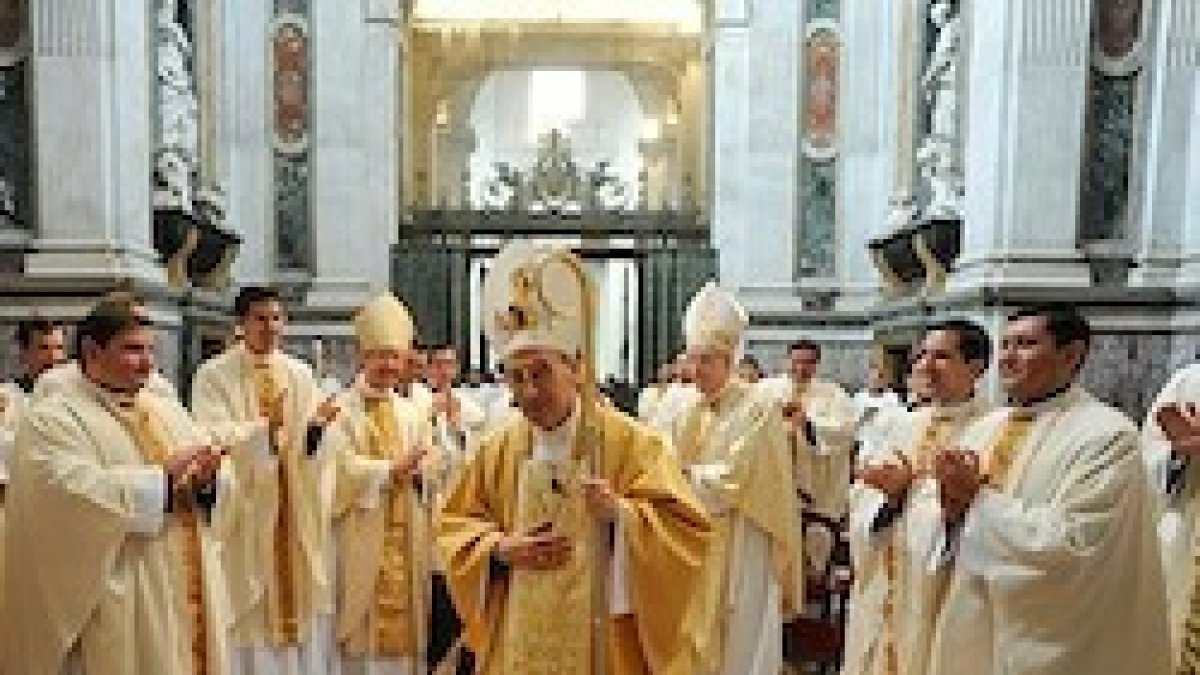 El cardenal De Paolis, con los nuevos sacerdotes de la Legión de Cristo.