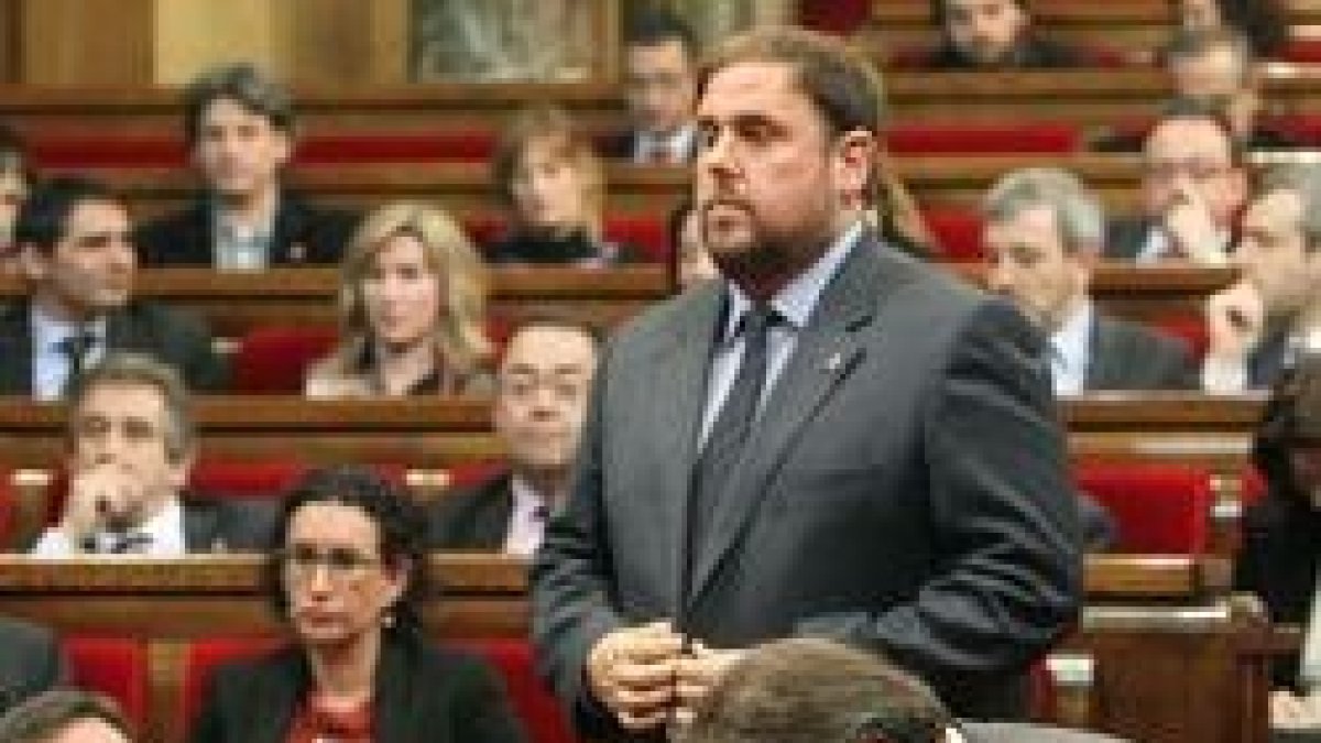 Mas -agachado- hace todo lo que pide Junqueras -de pie- e ignora al votante cristiano