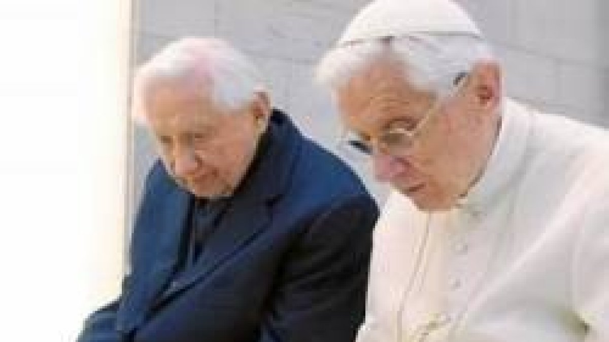 Los hermanos Ratzinger rezan juntos en unos días compartidos en 2012