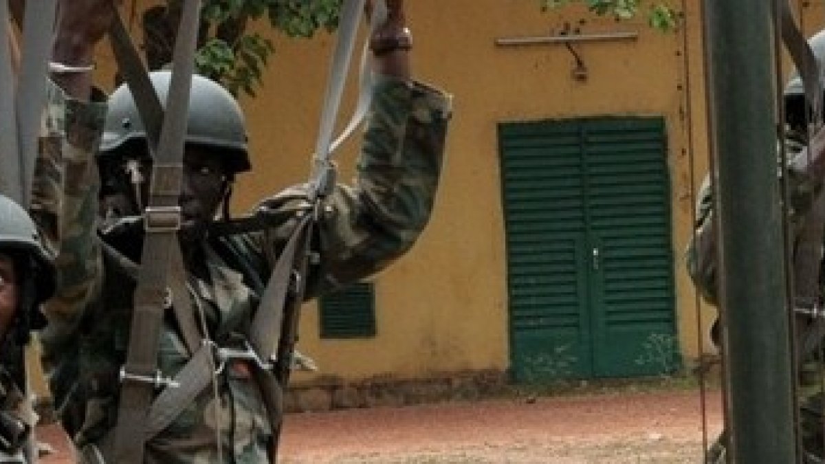 Soldados africanos se entrenan como paracaidistas - así fue como Omar conoció el cristianismo