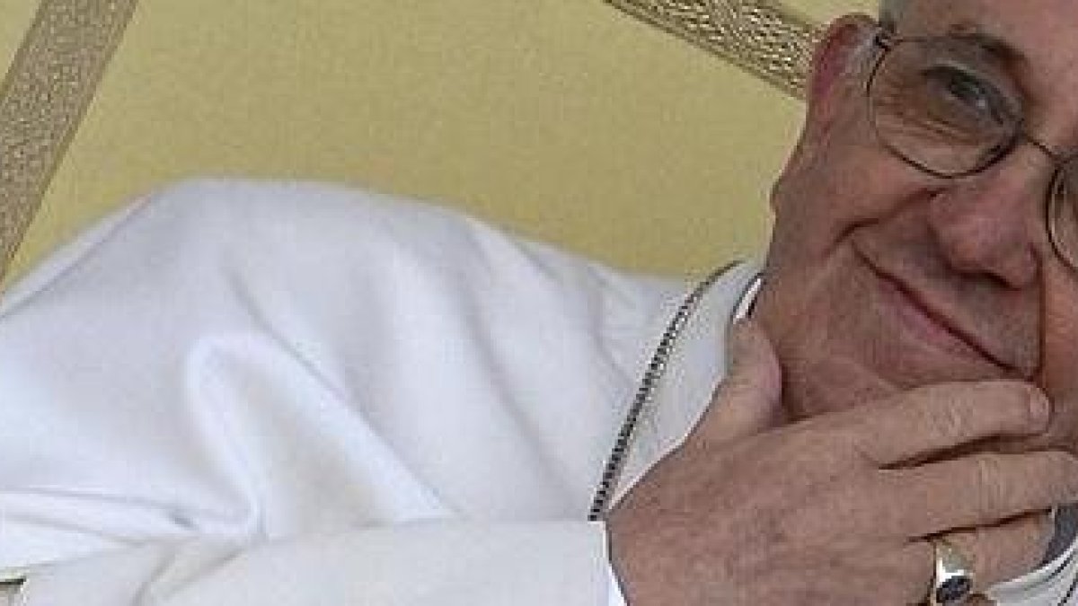 Una foto del Papa Francisco... ligeramente escorado a la derecha