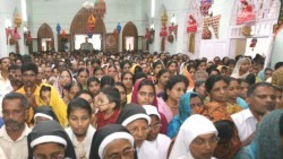 Católicos en la India en oración - el nacionalismo hindú extremista ataca a todos los cristianos