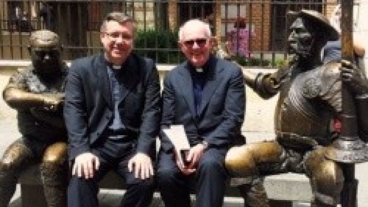 Juan Miguel Prim -a la izquierda- con el historiador Timothy Verdon y los clásicos que reivindica