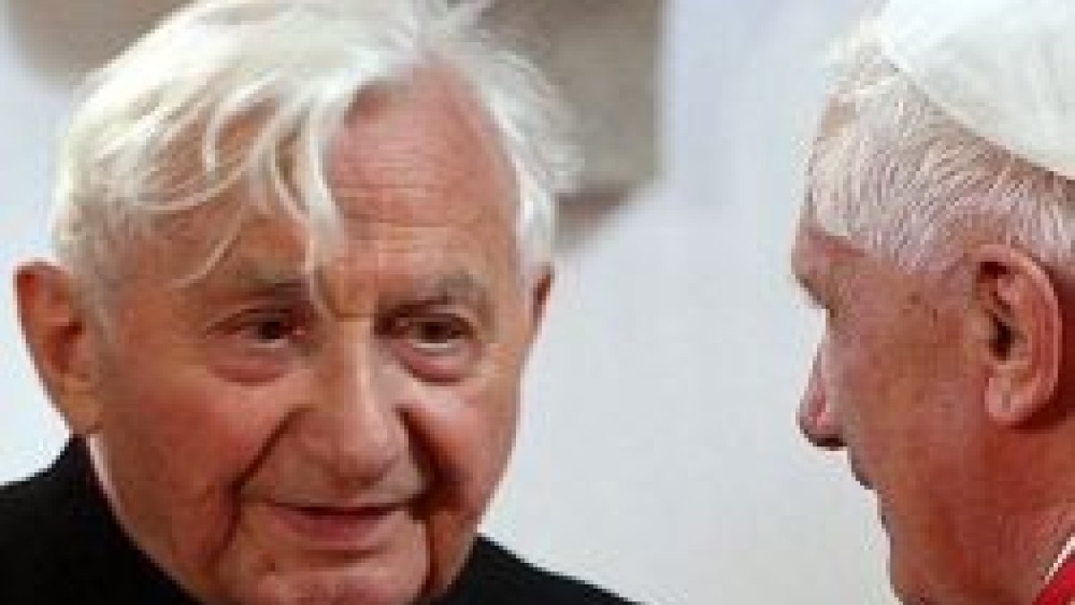 Georg Ratzinger, sacerdote y músico, junto a su hermano Benedicto XVI