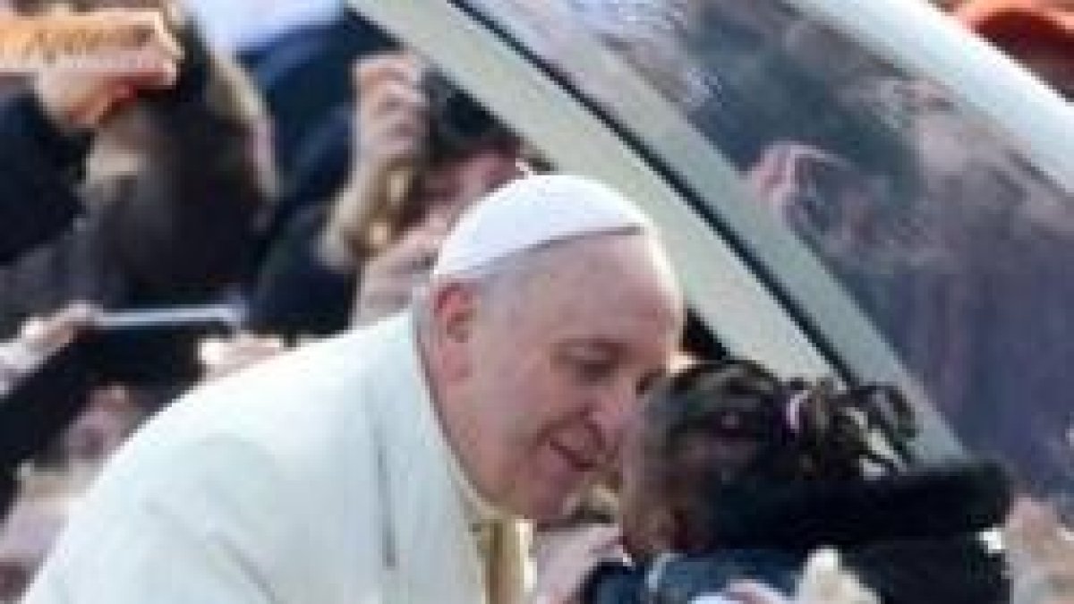 El Papa Francisco besó y abrazó decenas de niños, como ésta de la imagen