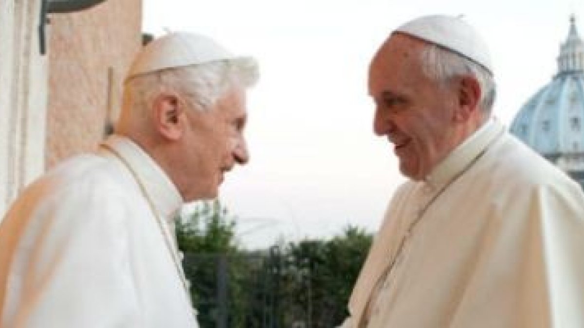 Benedicto XVI y el Papa Francisco en uno de sus encuentros públicos... aunque hay más, en privado