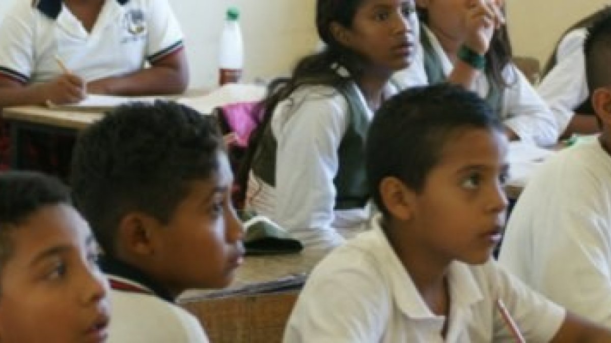 Durante siglos, muchos cristianos como el Maestro Cordero han buscado educar a niños y niñas de toda raza y condición