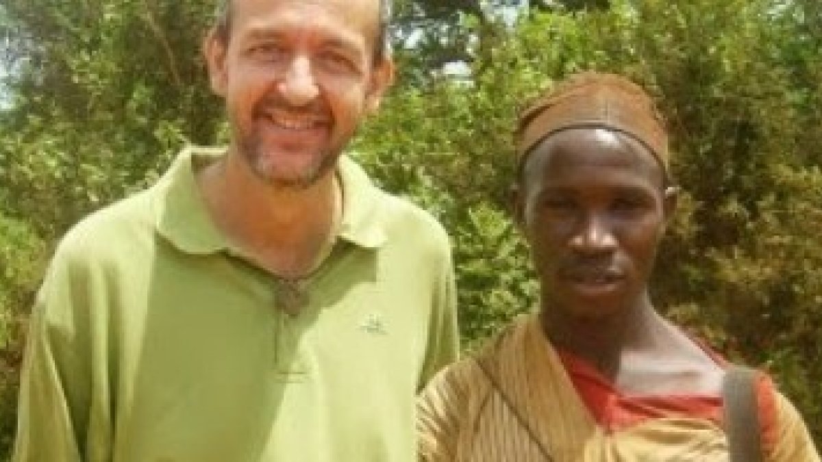 El padre Ramón, misionero de la Consolata, con uno de los policías u guardias tradicionales en las zonas auríferas de Costa de Marfil