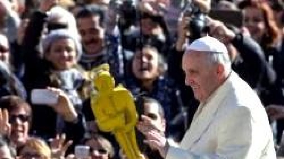 Como cada miércoles, el Papa Francisco salió a saludar sin prisas a los peregrinos en la Plaza de San Pedro