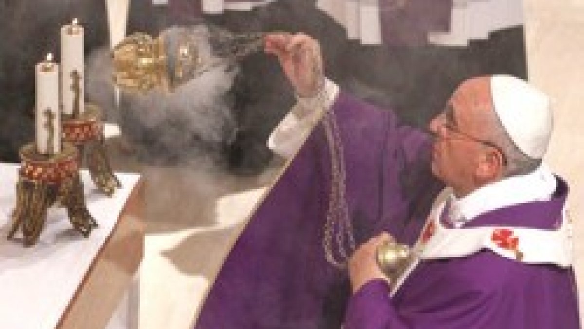 Francisco usa el incienso en su reciente visita de Adviento a la parroquia de San Cirilo