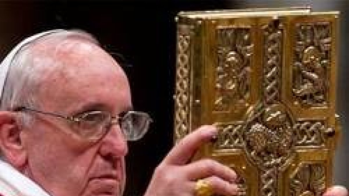 Con el final del Año de la Fe, Francisco muestra las reliquias de San Pedro y presenta su exhortación apostólica