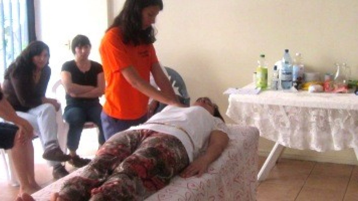 Mujeres en una sesión de reiki  - no es oración, ni un mero fluir de una energía indemostrable