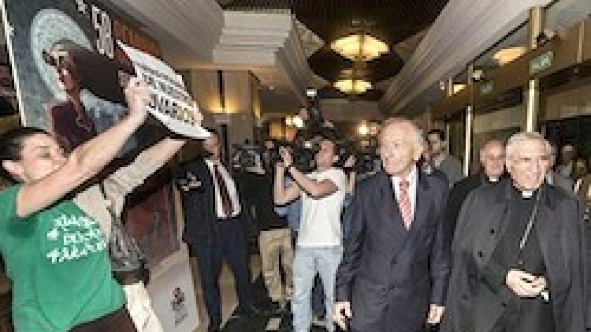 Algunos abortistas increparon al cardenal a su entrada en el acto.