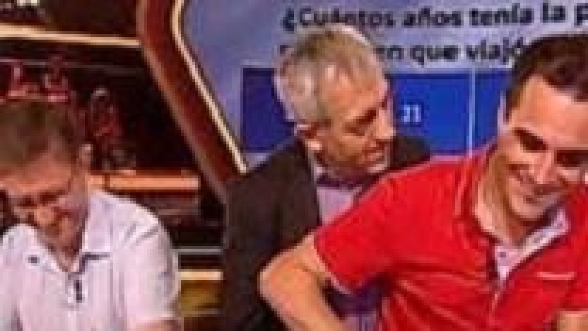 El párroco (izquierda) y el voluntario, junto a Carlos Sobera