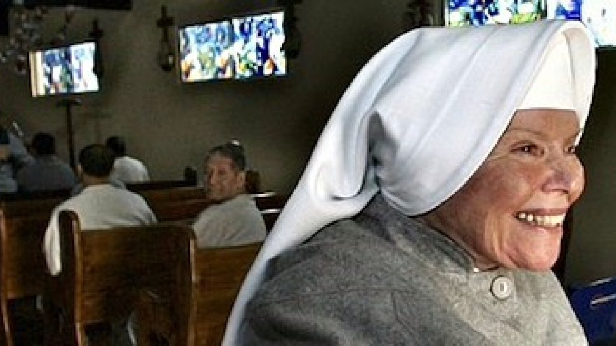 Sor Antonia, en la capilla de la cárcel.