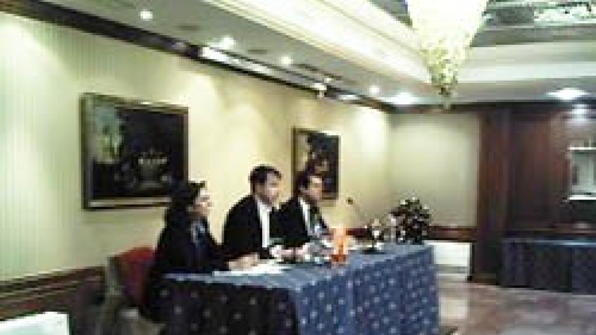 De izquierda a derecha, Natalia Gómez de Enterría, Jesús García y Álex Rosal.