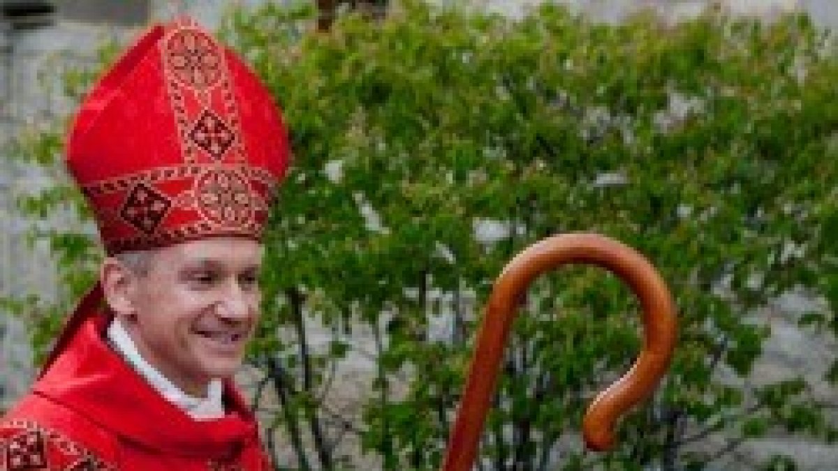 El obispo Paprocki, con su cayado, símbolo de pastoreo, dirige la oración en defensa del matrimonio