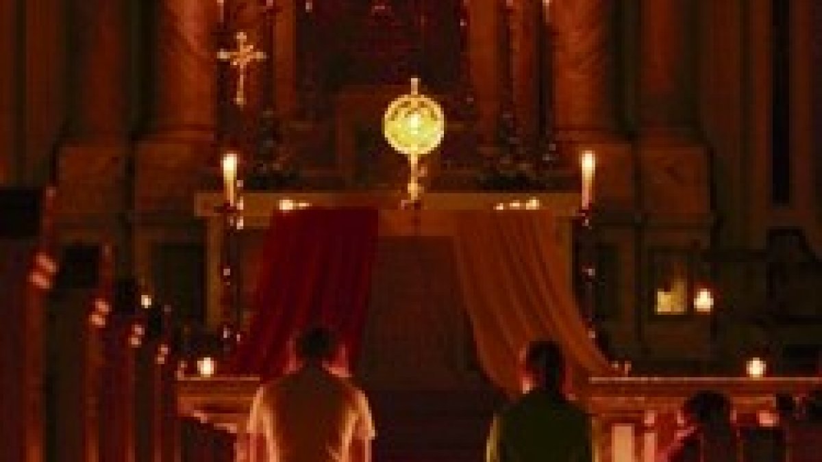 Nightfever anima a dar el paso, el gesto, de encender una vela ante el Señor expuesto... la luz llama en la noche