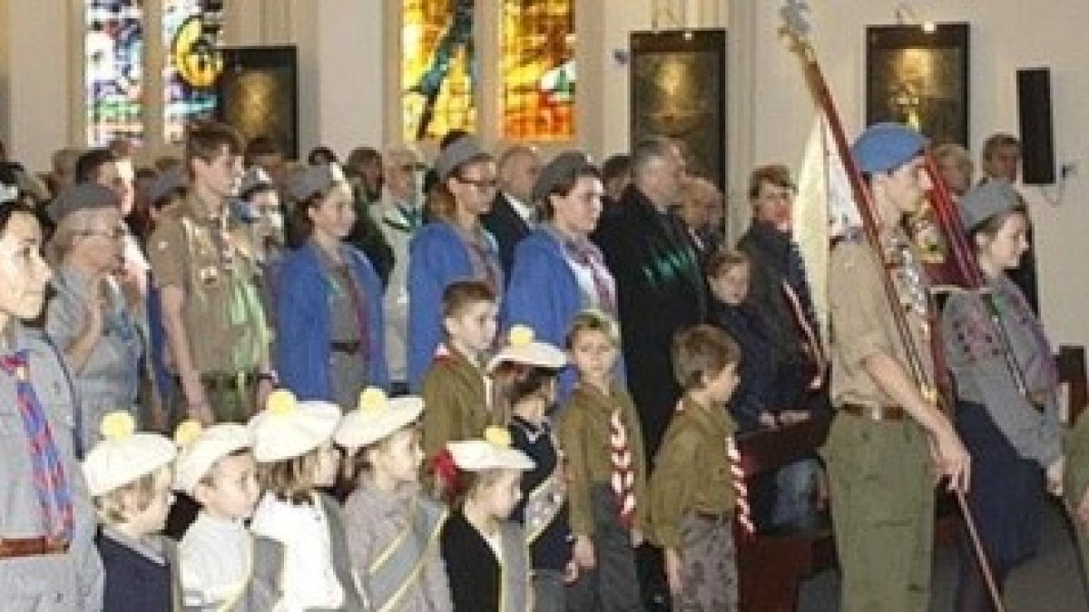 A ingleses y polacos les gusta la pedagogía scout, y cuando hay muchos niños es más necesaria, como en esta parroquia de San Andrés Bobola